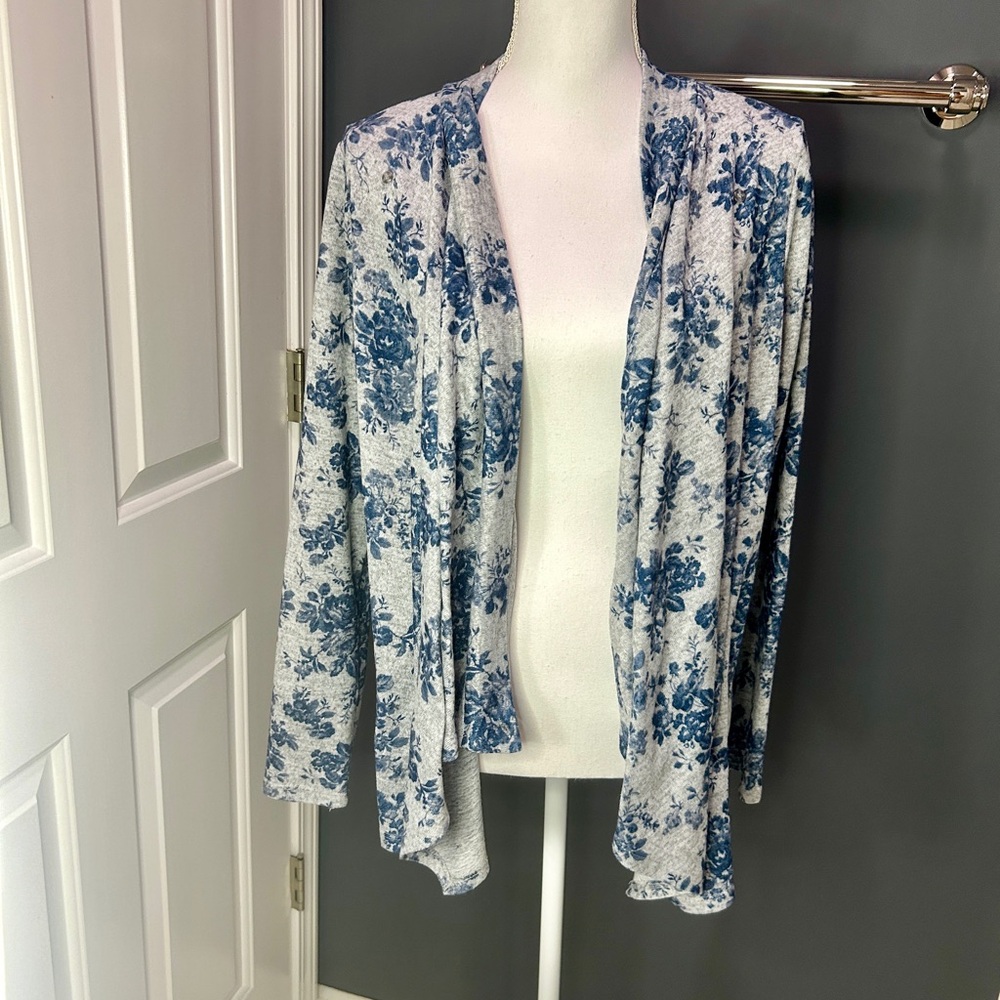 👩🏽‍🍼BEST NURSING SWEATER EVER. Size M Jessica Simpson. Multiple ways to wear. - Picture 9 of 15